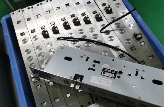 智能門鎖的組裝過程如何是自動化？真正做到用機器人代替人工