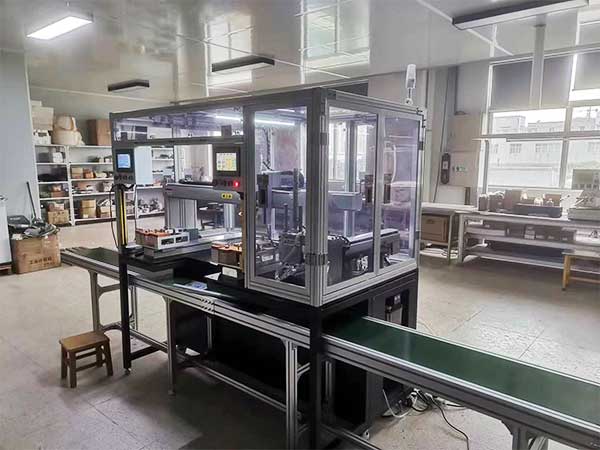 門鎖鎖體自動化生產(chǎn)設(shè)備，自動打螺絲、檢測鎖舌、涂油